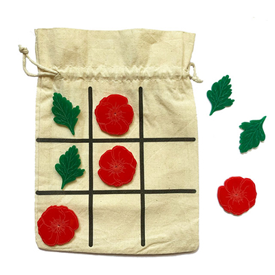 Tres en raya hecho con detalles de obra. Piezas de metacrilato y bolsa de algodón